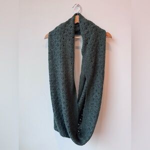 HM green netted infinity scarf